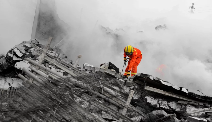 ©istock/hxdbzxy - First responder searching for buried victims.